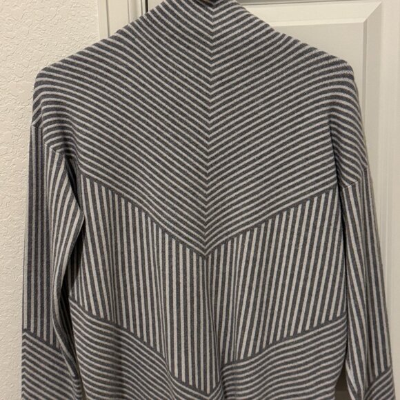 (Bundle) 7 Long Sleeve Top/Sweater (Sizes Small and Medium) - Picture 2 of 8